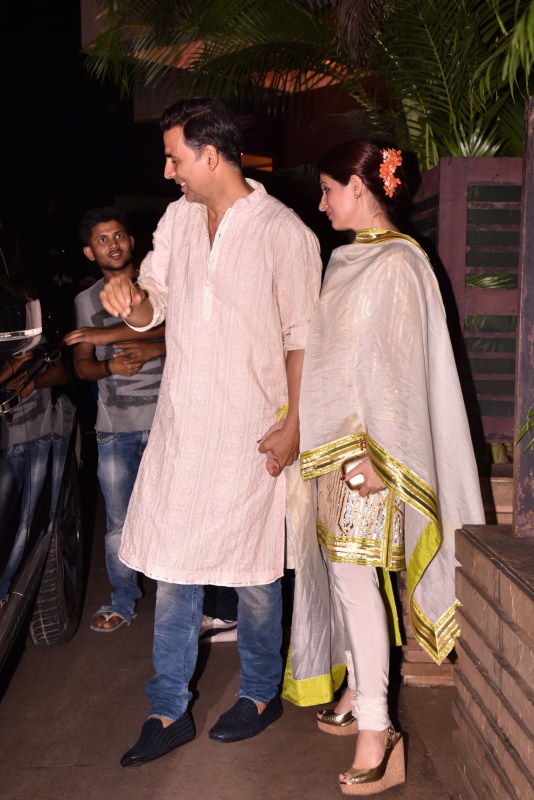 Bollywood couple Akshay Kumar and wife Twinkle Khanna were seen hand-in-hand as they left from the Diwali party Akshay Kumar and Twinkle Khanna,Akshay Kumar,Twinkle Khanna,Akshay Kumar at Diwali bash,Twinkle Khanna at Diwali bash