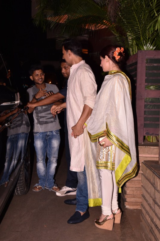 Akshay Kumar and Twinkle Khanna host Diwali bash. Akshay Kumar and Twinkle Khanna,Akshay Kumar,Twinkle Khanna,Akshay Kumar at Diwali bash,Twinkle Khanna at Diwali bash