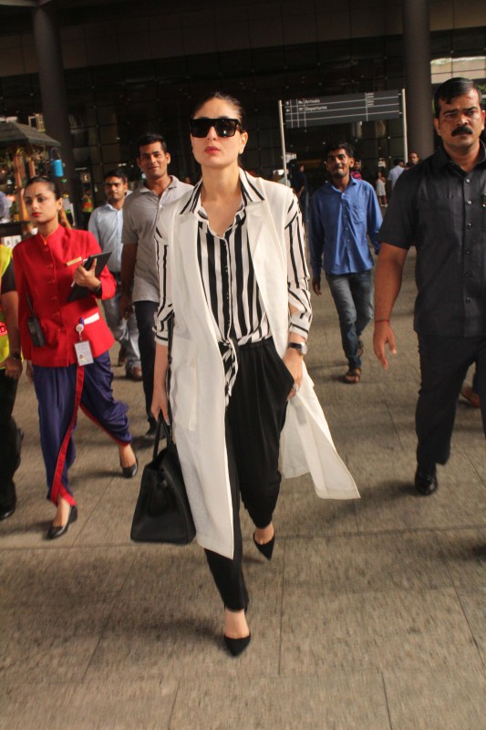 Actress Kareena Kapoor Khan spotted at airport. Deepika Padukone and Kareena Kapoor,Deepika Padukone,Kareena Kapoor,Deepika Padukone spotted at airport,Kareena Kapoor spotted at airport,Deepika Padukone pics,Deepika Padukone images,Deepika Padukone stills,Kareena Kapoor pics,Kareena Kapoor images,Karee
