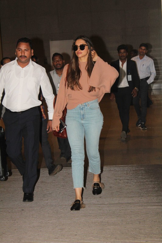 Bollywood Actress Deepika Padukone spotted at airport. Deepika Padukone and Kareena Kapoor,Deepika Padukone,Kareena Kapoor,Deepika Padukone spotted at airport,Kareena Kapoor spotted at airport,Deepika Padukone pics,Deepika Padukone images,Deepika Padukone stills,Kareena Kapoor pics,Kareena Kapoor images,Karee