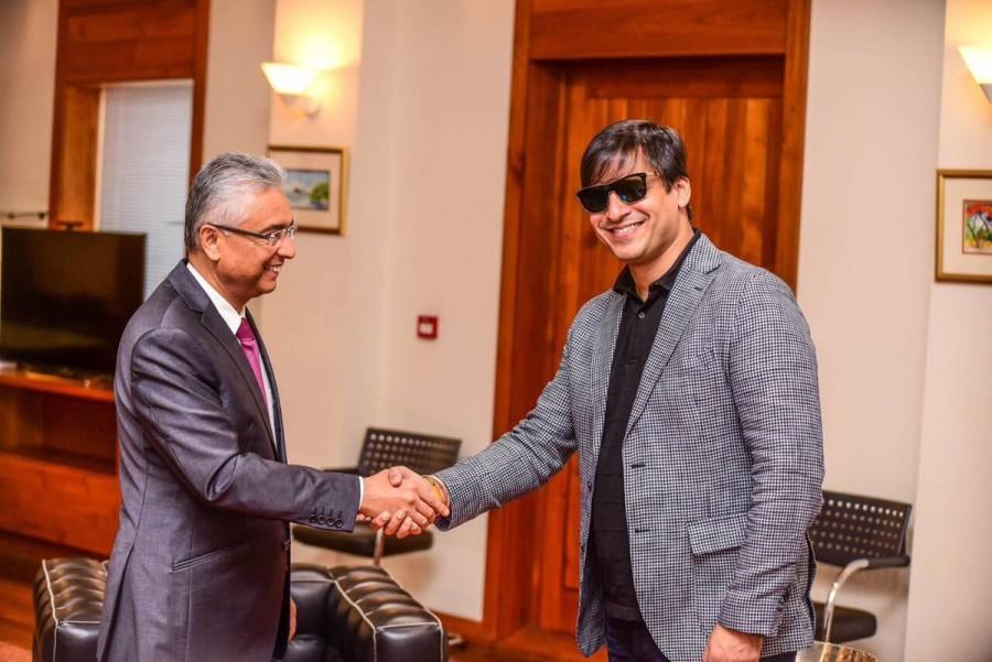 Bollywood actor Vivek Oberoi says he felt honoured to meet Mauritius Prime Minister Pravind Jugnauth here. Vivek took to Twitter on Sunday to share photographs in which he is seen shaking hands with Jugnauth. "Lovely meeting Pravind Jugnauth... Was an honour and pleasure. Your island nation is truly a paradise," Vivek wrote. Jugnauth is the son of Indian-origin Anerood Jugnauth. Vivek Oberoi,actor Vivek Oberoi,Pravind Jugnauth,PM Pravind Jugnauth,Vivek Oberoi meets PM Pravind Jugnauth,Vivek Oberoi meets Pravind Jugnauth,Prime Minister Pravind Jugnauth