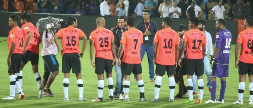 Akshay Kumar meets MS Dhoni.