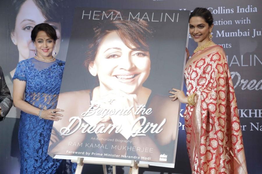 Deepika Padukone unveils Hema Malini's biography. Deepika Padukone,actress Deepika Padukone,Beyond The Dream Girl,hema malini Beyond The Dream Girl,Hema Malini,Deepika Padukone launches Hema Malini Biography,Hema Malini Biography