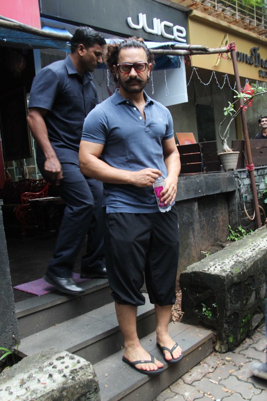 Bollywood actor Aamir Khan snapped at Thai Spa at Bandra. Aamir Khan,actor Aamir Khan,Aamir Khan at Thai Spa,Aamir Khan at Thai Spa at Bandra,actor Aamir Khan at Thai Spa,Aamir Khan at Spa