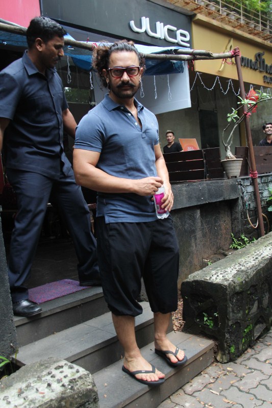 Secret Superstar actor Aamir Khan snapped at Thai Spa at Bandra. Aamir Khan,actor Aamir Khan,Aamir Khan at Thai Spa,Aamir Khan at Thai Spa at Bandra,actor Aamir Khan at Thai Spa,Aamir Khan at Spa