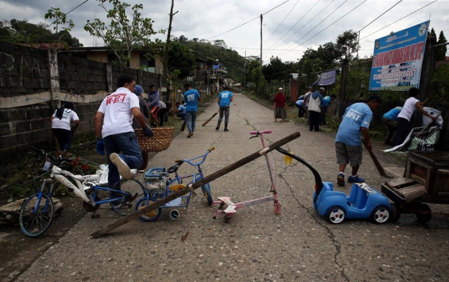 Local government workers start clearing the area. Philippine city,pro-Islamic State,pro-Islamic State rebels