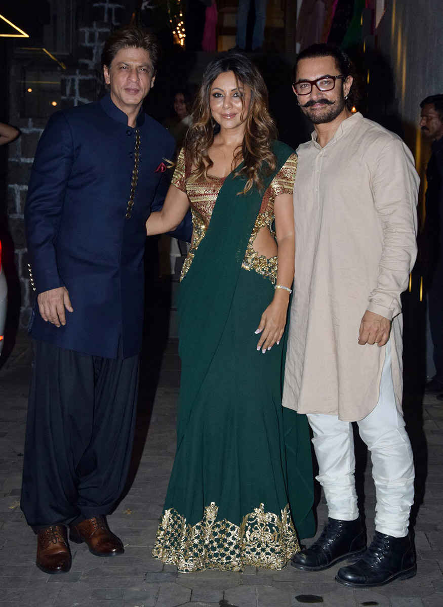 Aamir Khan poses with Shah Rukh Khan and Gauri Khan. Shah Rukh Khan,Alia Bhatt,Deepika Padukone,Kareena Kapoor Khan,Aamir Khan's Diwali Party,Aamir Khan Diwali Party,Aamir Khan Diwali Party pics,Aamir Khan Diwali Party images,Aamir Khan Diwali Party stills,Aamir Khan Diwali Party pictures