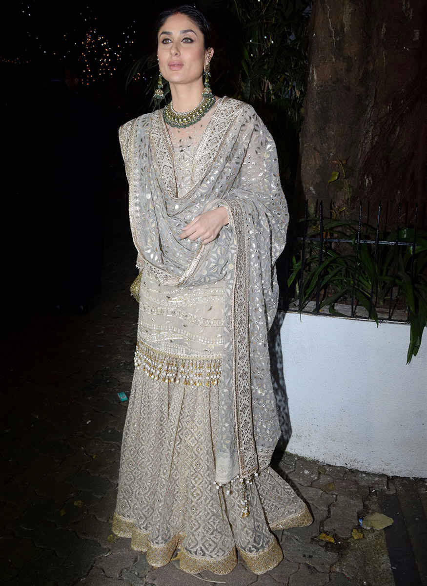 Kareena Kapoor Khan spooted at Aamir Khan's Diwali Party. Shah Rukh Khan,Alia Bhatt,Deepika Padukone,Kareena Kapoor Khan,Aamir Khan's Diwali Party,Aamir Khan Diwali Party,Aamir Khan Diwali Party pics,Aamir Khan Diwali Party images,Aamir Khan Diwali Party stills,Aamir Khan Diwali Party pictures