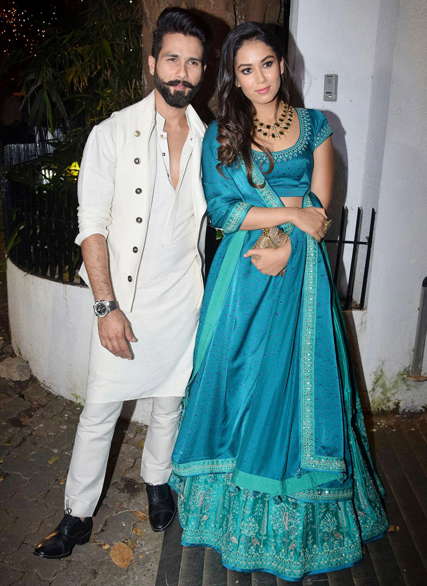 Shahid Kapoor and Mira Rajput spotted at Aamir Khan's Diwali Party. Shahid Kapoor,Mira Rajput,Sonali Bendre,Farah Khan,Aamir Khan Diwali Party,Aamir Khan Diwali Party pics,Aamir Khan Diwali Party images,Aamir Khan Diwali Party stills,Aamir Khan Diwali Party pictures,Aamir Khan Diwali Party photos
