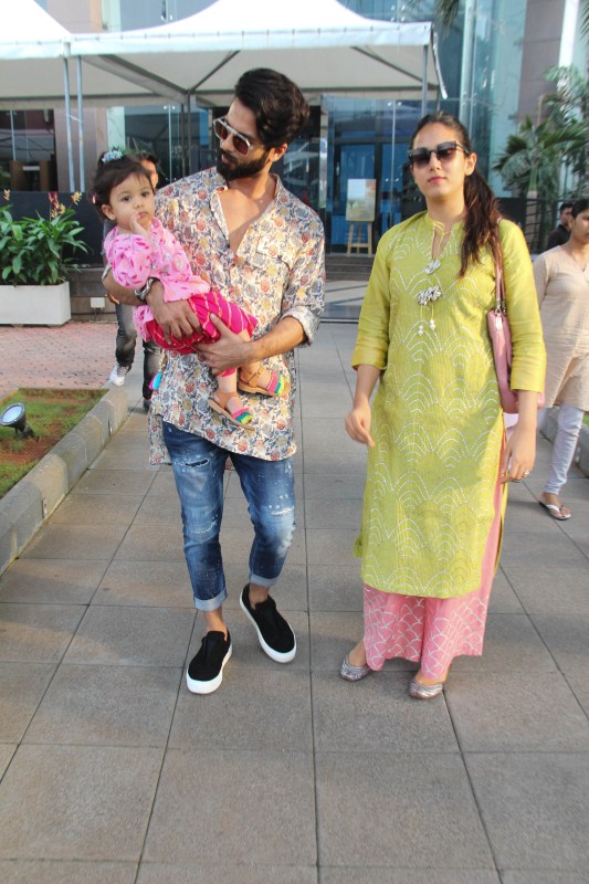 Actor Shahid Kapoor, Mira Rajput and Misha Kapoor spotted at Bandra in Mumbai. Shahid Kapoor,Mira Rajput,Misha Kapoor,Shahid Kapoor wife Mira Rajput,Shahid Kapoor daughter,Shahid Kapoor daughter Misha Kapoor,Misha Kapoor pics,Misha Kapoor images,Misha Kapoor stills,Misha Kapoor pictures,Misha Kapoor photos