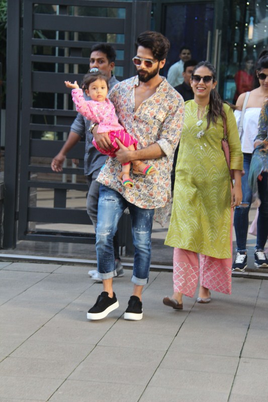 Bollywood actor Shahid Kapoor, Mira Rajput and Misha Kapoor spotted at Bandra. Shahid Kapoor,Mira Rajput,Misha Kapoor,Shahid Kapoor wife Mira Rajput,Shahid Kapoor daughter,Shahid Kapoor daughter Misha Kapoor,Misha Kapoor pics,Misha Kapoor images,Misha Kapoor stills,Misha Kapoor pictures,Misha Kapoor photos