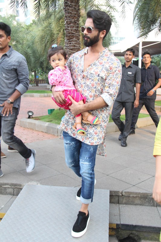 Shahid Kapoor with his daughter Misha Kapoor spotted in Bandra. Shahid Kapoor,Mira Rajput,Misha Kapoor,Shahid Kapoor wife Mira Rajput,Shahid Kapoor daughter,Shahid Kapoor daughter Misha Kapoor,Misha Kapoor pics,Misha Kapoor images,Misha Kapoor stills,Misha Kapoor pictures,Misha Kapoor photos
