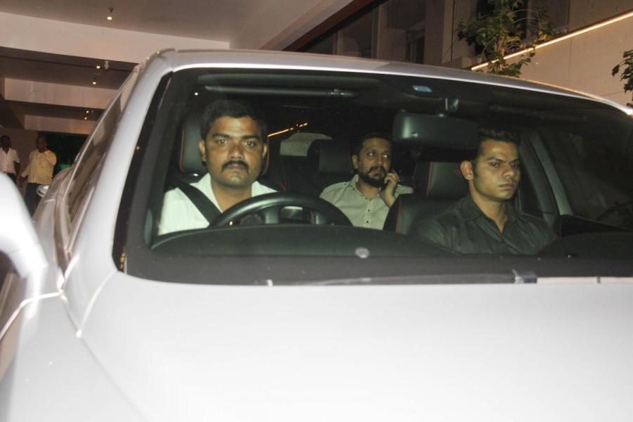Ritesh Deshmukh spotted at Vashu Bhagnani's house in Mumbai. Ritesh Deshmukh,actor Ritesh Deshmukh,Genelia D'Souza,Genelia D'Souza husband,Vashu Bhagnani,Vashu Bhagnani house,Ritesh Deshmukh at Vashu Bhagnani house