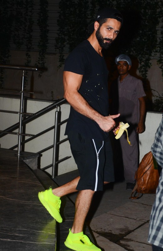 Bollywood actor Shahid Kapoor spotted after gym session in Mumbai. Shahid Kapoor,Aditya Roy Kapur,Shahid Kapoor spotted after gym session,Shahid Kapoor after gym session,Aditya Roy Kapur spotted after gym session,Aditya Roy spotted after gym session