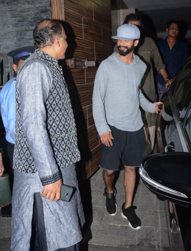 Actor Shahid Kapoor, Ashutosh Gowariker spotted at Amir Khan's house. Shahid Kapoor,Ashutosh Gowariker,Amir Khan,Shahid Kapoor spotted at Amir Khan's house,Ashutosh Gowariker spotted at Amir Khan's house,secret superstar