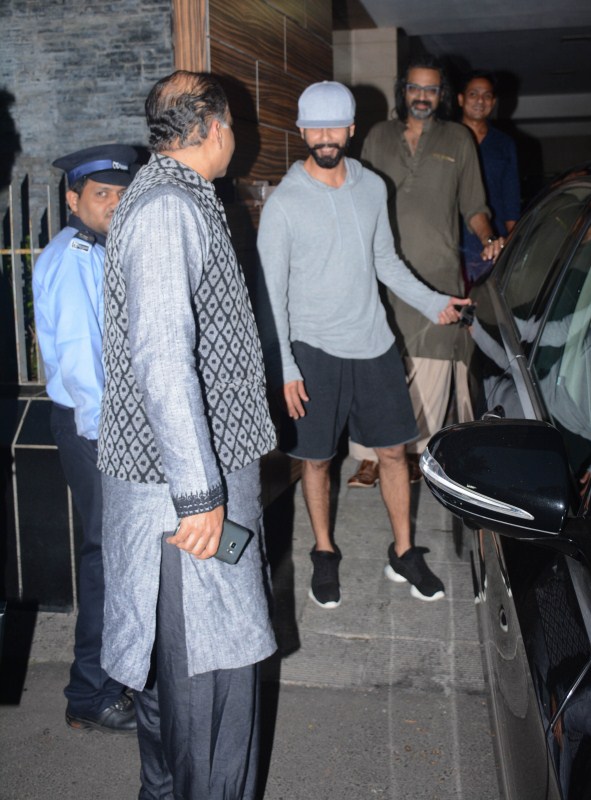 Actor Shahid Kapoor, director Ashutosh Gowariker spotted at Amir Khan's house. Shahid Kapoor,Ashutosh Gowariker,Amir Khan,Shahid Kapoor spotted at Amir Khan's house,Ashutosh Gowariker spotted at Amir Khan's house,secret superstar