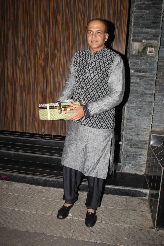 Ashutosh Gowariker spotted at Amir Khan's house. Shahid Kapoor,Ashutosh Gowariker,Amir Khan,Shahid Kapoor spotted at Amir Khan's house,Ashutosh Gowariker spotted at Amir Khan's house,secret superstar