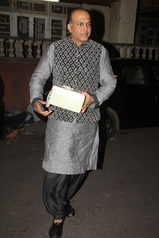 Ashutosh Gowariker snapped at Amir Khan's house. Shahid Kapoor,Ashutosh Gowariker,Amir Khan,Shahid Kapoor spotted at Amir Khan's house,Ashutosh Gowariker spotted at Amir Khan's house,secret superstar