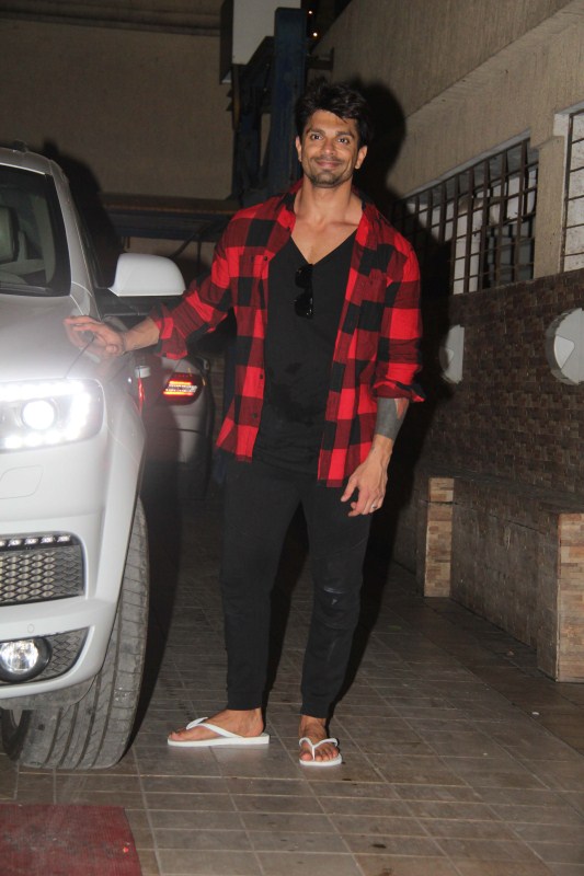 Bollywood actor Karan Singh Grover snapped at Bandra. Karan Singh Grover,actor Karan Singh Grover,Karan Singh Grover at Bandra,Karan Singh Grover spotted at Bandra