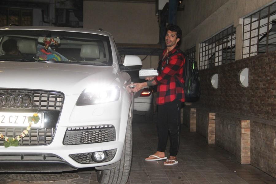 Bollywood actor Karan Singh Grover spotted at Bandra, Mumbai on 20th Oct. Karan Singh Grover,actor Karan Singh Grover,Karan Singh Grover at Bandra,Karan Singh Grover spotted at Bandra