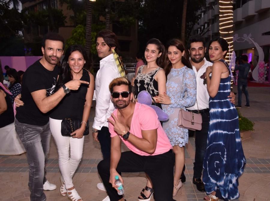 Karanvir Bohra and Teejay Sidhu's little cuties birthday pictures. Karanvir Bohra and Teejay Sidhu,Karanvir Bohra,Teejay Sidhu,Karanvir Bohra and Teejay Sidhu's little cuties,Karanvir Bohra and Teejay Sidhu daughter