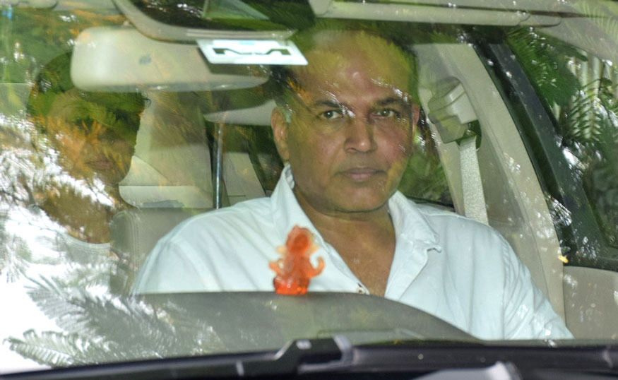 Ashutosh Gowariker arrives to attend the funeral of Ram Mukerji at Pawan Hans in Vile Parle, Mumbai on October 21, 2017. Ram Mukerji,Rani Mukerji,Rani Mukerji father,Rani Mukerji father died,Rani mukerji father passes away,Aamir Khan,Ranveer Singh,Aditya Chopra,Ashutosh Gowariker,Anshula Kapoor
