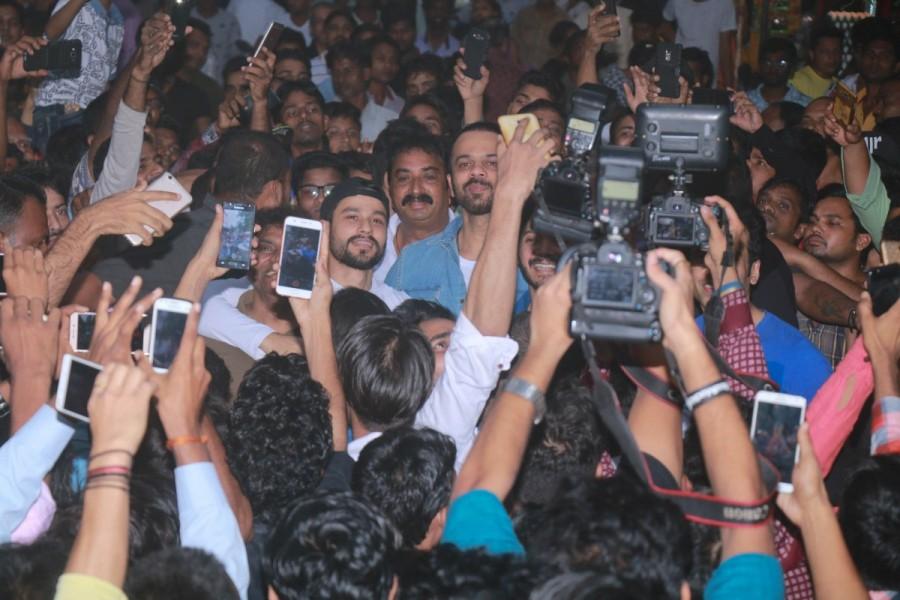 Golmaal Again team mobbed by a huge crowd Outside Gaiety Galaxy. Golmaal Again Team,Golmaal Again,ajay devgn golmaal again,Golmaal Again Team visits Gaiety Galaxy,Golmaal Again visits Gaiety Galaxy,Golmaal Again team Gaiety Galaxy