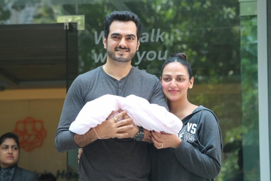 Actress Esha Deol comes out along with her husband Bharat Takhtani after being released from a Mumbai hospital after she gave birth to a baby girl on Oct 23, 2017. Esha Deol,Esha Deol daughter,Esha Deol daughter pics,Esha Deol daughter images,Esha Deol daughter stills,Esha Deol daughter pictures,Bharat Takhtani