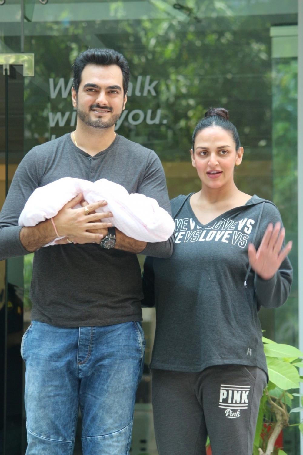 Esha Deol and Bharat Takhtani with their newborn baby girl. Esha Deol,Esha Deol daughter,Esha Deol daughter pics,Esha Deol daughter images,Esha Deol daughter stills,Esha Deol daughter pictures,Bharat Takhtani