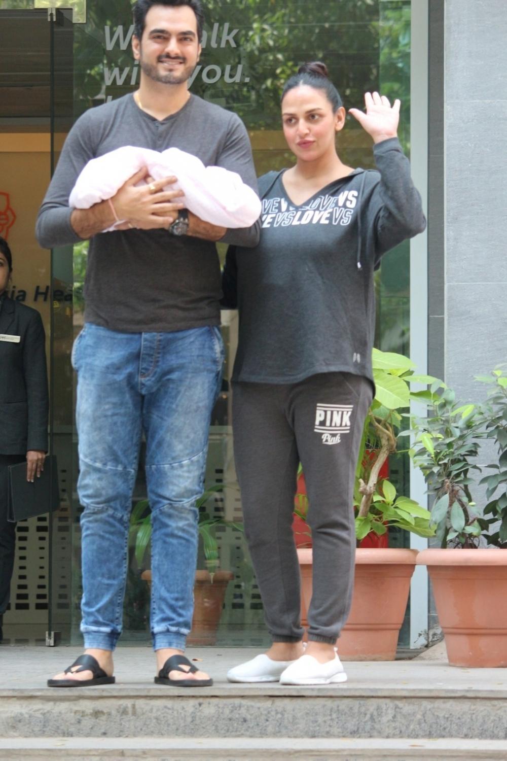B-Town Newest Parents: Esha Deol and Bharat Takhtani all set to take their Baby Girl home. Esha Deol,Esha Deol daughter,Esha Deol daughter pics,Esha Deol daughter images,Esha Deol daughter stills,Esha Deol daughter pictures,Bharat Takhtani