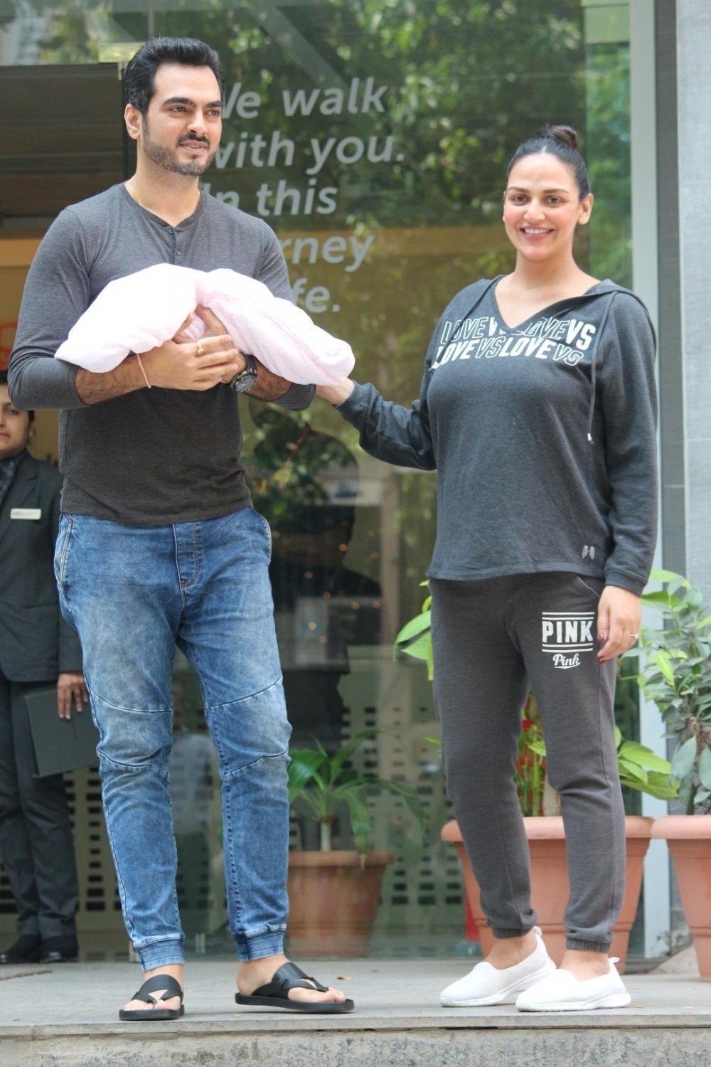 Esha Deol and Bharat Takhtani blessed with a baby girl. Esha Deol,Esha Deol daughter,Esha Deol daughter pics,Esha Deol daughter images,Esha Deol daughter stills,Esha Deol daughter pictures,Bharat Takhtani