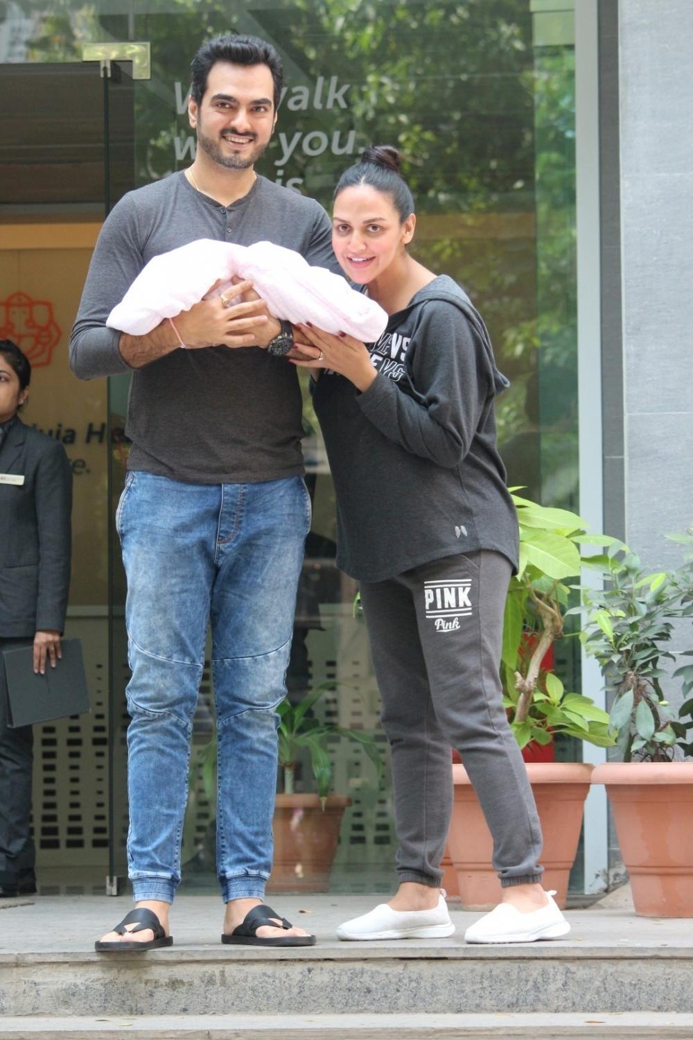 Esha got married to the businessman on June 29, 2012. Esha Deol,Esha Deol daughter,Esha Deol daughter pics,Esha Deol daughter images,Esha Deol daughter stills,Esha Deol daughter pictures,Bharat Takhtani
