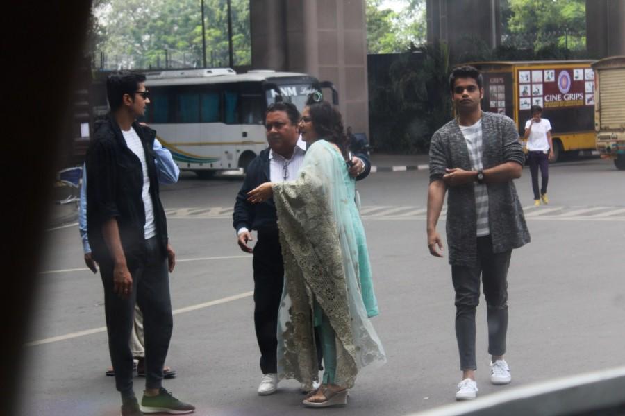 Bollywood actress Kareena Kapoor shoots for Veere Di Wedding at Mumbai Airport. Kareena Kapoor Khan,Kareena Kapoor,Veere Di Wedding,Kareena Kapoor Khan shoots for Veere Di Wedding,Kareena Kapoor shoots for Veere Di Wedding,Veere Di Wedding at Mumbai Airport