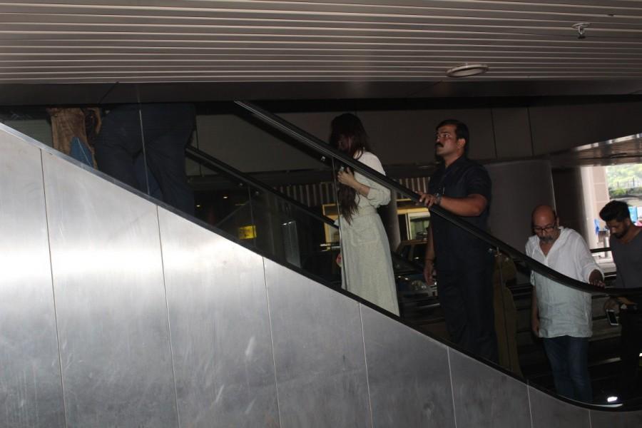 Kareena Kapoor shoot for her upcoming movie at Mumbai international airport. Kareena Kapoor Khan,Kareena Kapoor,Veere Di Wedding,Kareena Kapoor Khan shoots for Veere Di Wedding,Kareena Kapoor shoots for Veere Di Wedding,Veere Di Wedding at Mumbai Airport