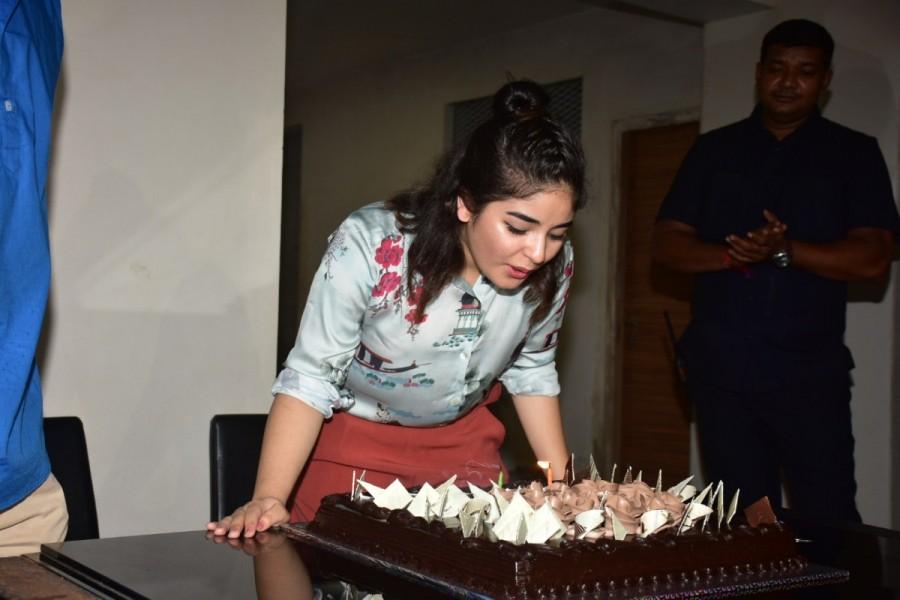 After receiving immense love and applause from the audience for her power-packed performance in Secret Superstar, Zaira Wasim today celebrated her 17th birthday with director Advait Chandan. Secret Superstar,Zaira Wasim,Zaira Wasim birthday,Zaira Wasim birthday celebration,Advait Chandan,Director Advait Chandan,advait chandan secret superstar