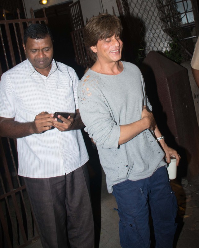 Actor Shah Rukh Khan spotted outside Shankar Mahadevan's studio in Bandra. Shah Rukh Khan,Shah Rukh Khan at Shankar Mahadevan studio,Shankar Mahadevan studio,SRK at Shankar Mahadevan studio,Shahrukh Khan at Shankar Mahadevan studio