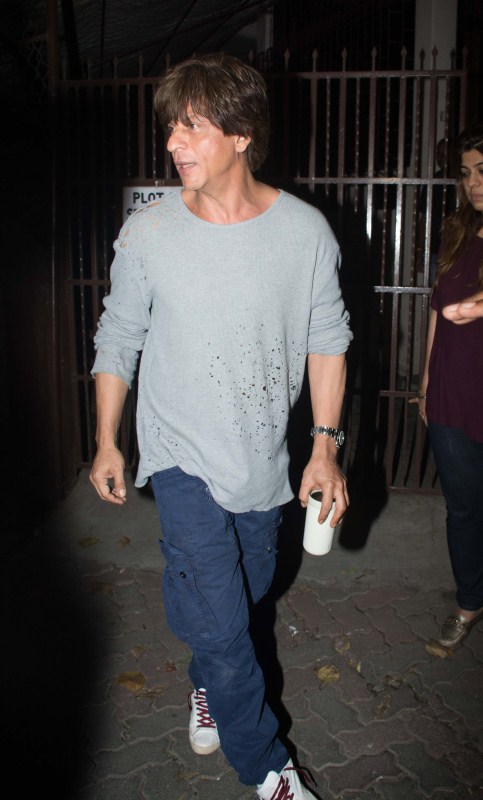 Actor Shah Rukh Khan snapped outside Shankar Mahadevan's studio in Bandra. Shah Rukh Khan,Shah Rukh Khan at Shankar Mahadevan studio,Shankar Mahadevan studio,SRK at Shankar Mahadevan studio,Shahrukh Khan at Shankar Mahadevan studio