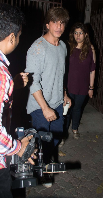 Bollywood actor Shah Rukh Khan snapped outside Shankar Mahadevan's studio in Bandra. Shah Rukh Khan,Shah Rukh Khan at Shankar Mahadevan studio,Shankar Mahadevan studio,SRK at Shankar Mahadevan studio,Shahrukh Khan at Shankar Mahadevan studio