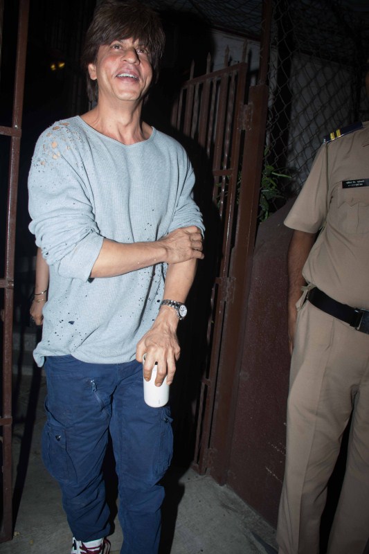Bollywood actor Shah Rukh Khan spotted outside Shankar Mahadevan's studio in Bandra. Shah Rukh Khan,Shah Rukh Khan at Shankar Mahadevan studio,Shankar Mahadevan studio,SRK at Shankar Mahadevan studio,Shahrukh Khan at Shankar Mahadevan studio
