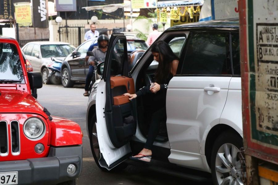 SRK's daughter Suhana Khan snapped visiting a Skin Clinic at Bandra, Mumbai. Shah Rukh Khan,Shah Rukh Khan daughter,Shah Rukh Khan daughter Suhana Khan,Suhana Khan,Suhana Khan spotted at Skin Clinic,Skin Clinic,SRK daughter Suhana Khan,SRK