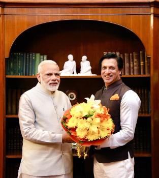 National Award winning filmmaker Madhur Bhandarkar on Monday met Prime Minister Narendra Modi at his residence. 