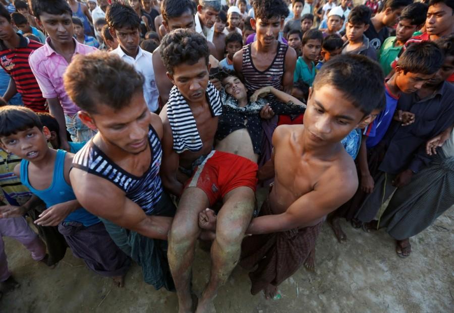 Rohingya refugees carry an injured man after a fight broke out between families at the Palong Khali refugee camp near Cox's Bazar, Bangladesh October 23, 2017. Rohingya refugee camps,Rohingya refugee,Myanmar,Inside the Rohingya refugee camps