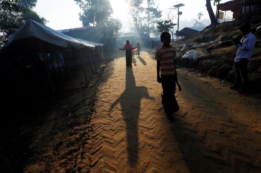 Rohingya refugees walk inside the Palong Khali refugee camp near Cox's Bazar, Bangladesh October 23, 2017. Rohingya refugee camps,Rohingya refugee,Myanmar,Inside the Rohingya refugee camps