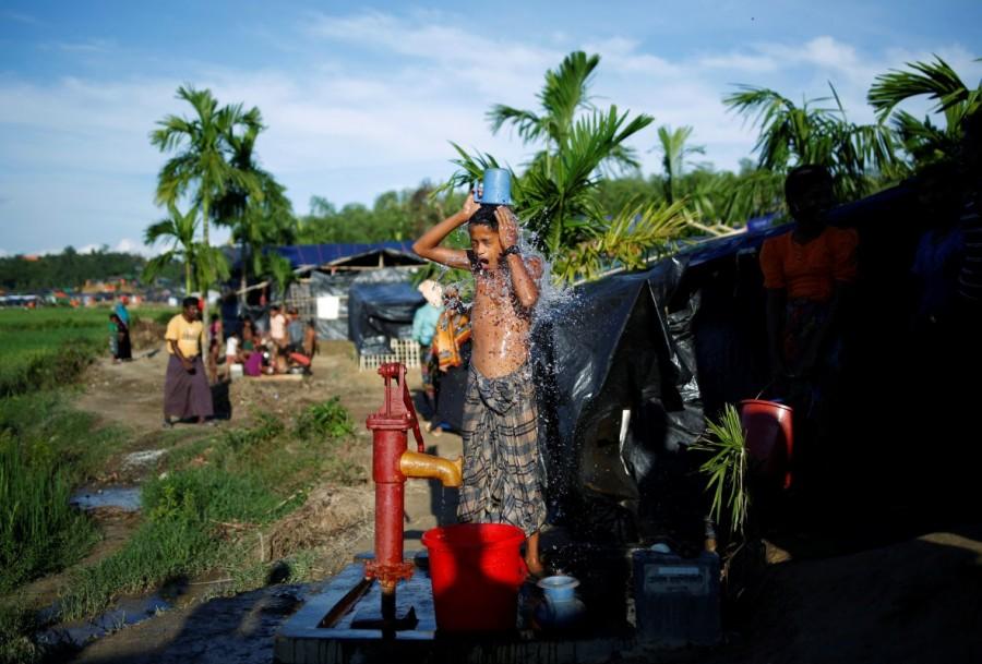 A Rohingya refugee boy bathes at a refugee camp in Palong Khali district in Cox's Bazar, Bangladesh, October 22, 2017. Rohingya refugee camps,Rohingya refugee,Myanmar,Inside the Rohingya refugee camps