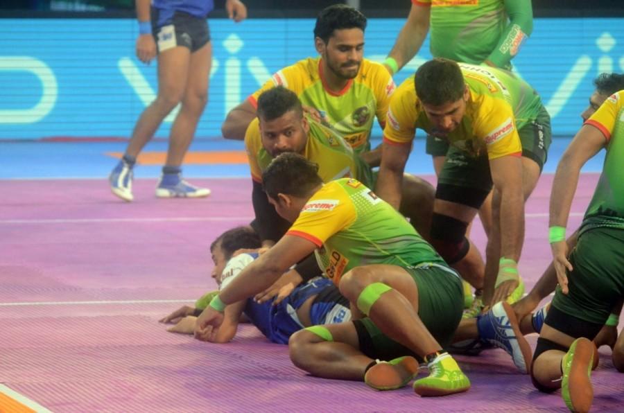 Monu scored his sixth raid point in the 13th minute to help Patna take a 10-7 lead before Prashanth Kumar Rai's two-point raid in the 17th minute helped Haryana trail 10-13. Patna failed to inflict an all out on three occasions but finally managed to get one in the 19th minute to lead 19-14 before heading into the break with a 22-15 lead. Coming back, Patna extended their lead to 24-16 in the 22nd minute as Pardeep attained a super 10. Surender Nada got a two-point raid in the 24th minute as Haryana trailed 19-26. Patna Pirates Outclass Haryana Steelers,Patna Pirates beats Haryana Steelers,Patna Pirates,Haryana Steelers,Pardeep Narwal