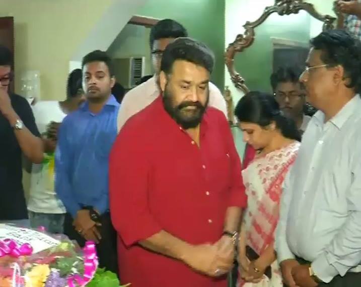 South Indian Actor Mohanlal pays their last respect to director IV Sasi. Kamal Haasan,Vijayakanth,Mohanlal,IV Sasi,director IV Sasi,director iv sasi dies,malayalam director iv sasi death,IV Sasi Funeral Pictures,IV Sasi Funeral pics,IV Sasi Funeral images,IV Sasi Funeral stills,IV Sasi Funeral pictrues