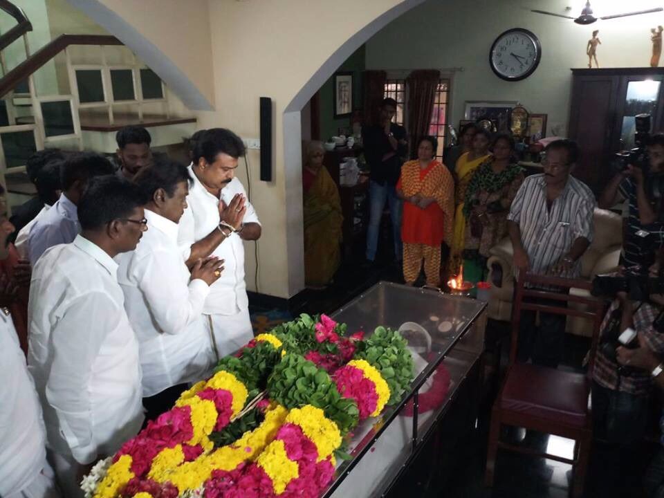 Vijayakanth pays their last respect to director IV Sasi. Kamal Haasan,Vijayakanth,Mohanlal,IV Sasi,director IV Sasi,director iv sasi dies,malayalam director iv sasi death,IV Sasi Funeral Pictures,IV Sasi Funeral pics,IV Sasi Funeral images,IV Sasi Funeral stills,IV Sasi Funeral pictrues