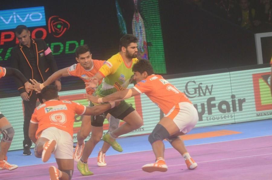Coming back, Pune sent Pardeep Narwal to the bench in the 22nd minute to lead 21-13. Vijay scored with a crucial do-or- die raid in the 24th minute as Patna trailed 15-21. But Suresh Kumar's two-point raid in the 25th minute consolidated Pune's lead to 23-16 and within a few minutes it seemed like the game was slipping from Patna's hands as Pune's defence kept the dangerous Narwal and Monu Goyat out. Pune led 28-18 in the 32nd minute and were on the verge of inflicting another all out but Patna forced a super tackle and then scored with a two-point raid in a minute to trail 22-28 in the 34th minute. Pro Kabaddi League,Pro Kabaddi League 2017,Patna Pirates stun Puneri Paltan,Patna Pirates beats Puneri Paltan,Patna Pirates,Puneri Paltan,Bengal Warriors