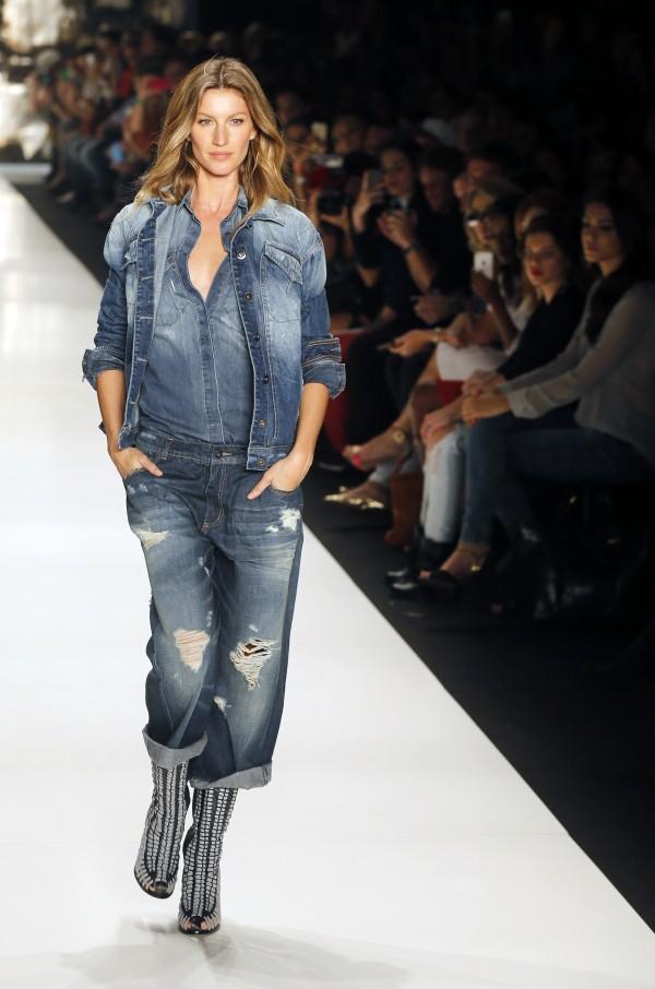 Brazilian Supermodel Gisele Bundchen Runway Looks - Photos,Images ...