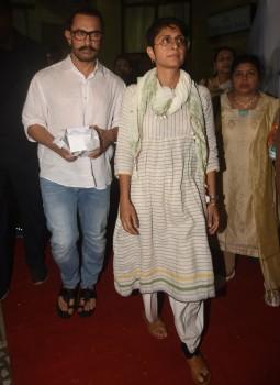 Aamir Khan and Kiran Rao at the prayer meet of Ram Mukherjee at Iscon Temple in Juhu, Mumbai on October 25, 2017.